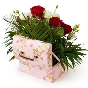 Aranjament Floral „Cufărul Iubirii”